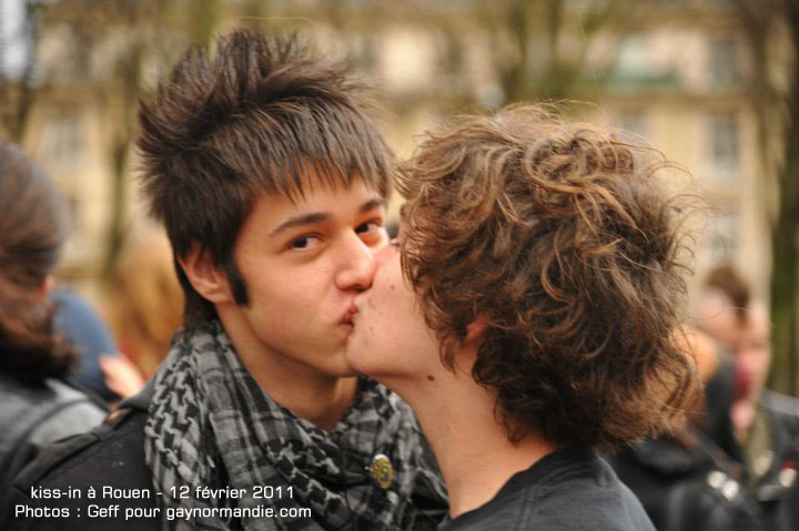 Kiss-in gay à Rouen