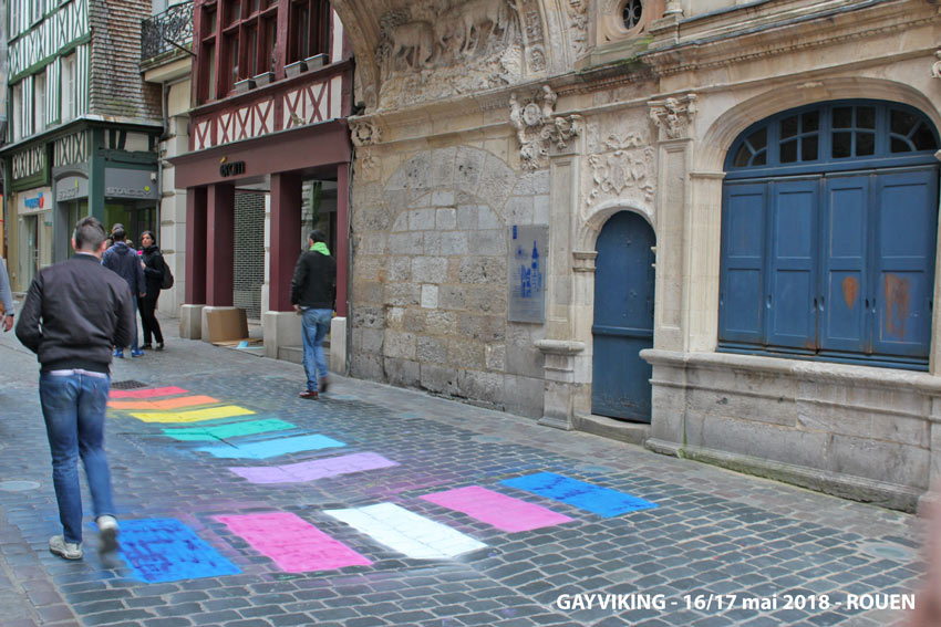 Contre l’homophobie, un passage piéton arc-en-ciel à Rouen