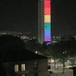 Rouen illumine la Tour des Archives en Rainbow Flag pour le 17 mai
