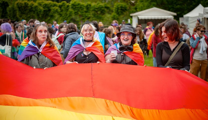 Alençon : la Pride rassemble 350 personnes dans les rues de la ville ...